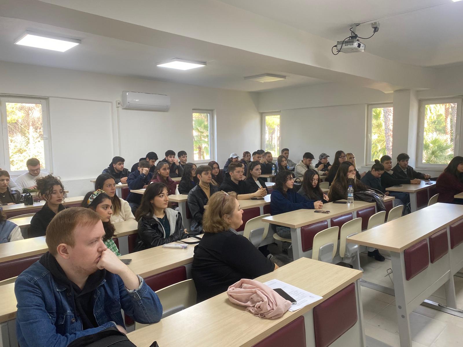 Dalaman MYO’da 10 Aralık 2025 tarihinde “Yüksekten Uçmak İçin Yol Haritası” konulu bir konferans düzenlendi. Devlet Hava Meydanları İşletmesi’nden (DHMİ) Fatih Özpolat’ın konuşmacı olarak katıldığı etkinlik, Meslek Yüksekokulu öğrencilerimiz tarafından büyük ilgiyle takip edildi. Konferansta, havacılık sektöründeki güncel gelişmeler, mesleki fırsatlar, kariyer planlama süreçleri ve sektörde başarıya ulaşmak için izlenmesi gereken adımlar ele alındı. Fatih Özpolat, öğrencilerle kendi deneyimlerini paylaşarak hem sektörel bilgiler sundu hem de motivasyon artırıcı önerilerde bulundu.